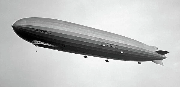 Zeppelin 'Graf Zeppelin ', D-LZ127, 1930s (b / w photo)