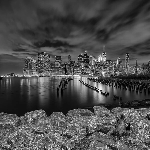 MANHATTAN SKYLINE Evening Atmosphere in New York City - Monochrome
