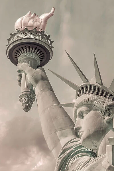 NEW YORK CITY Statue of Liberty | urban vintage style