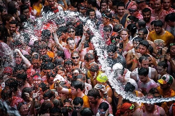 A SHOWER IN THE TOMATINA