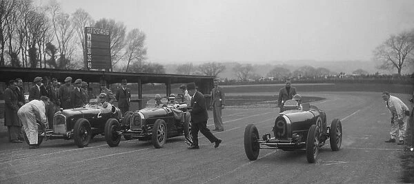 Alfa Romeo and two Bugatti Type 35s on the start line, Donington Park, Leicestershire, 1935
