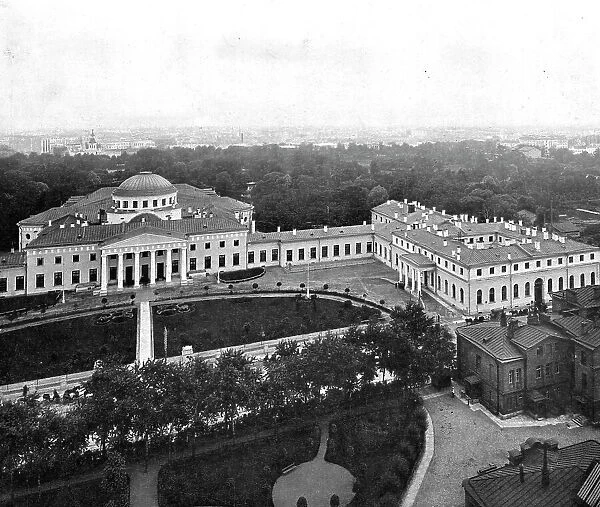 Au Palais de Tauride; Le palais de Tauride, siege de la Douma et centre de la revolution... 1917. Creator: Unknown