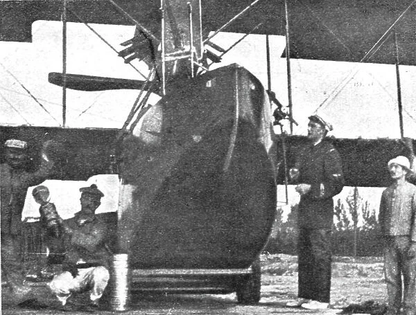 Aviateurs; L'enseigne de vaisseau Jean Roulier donnant ses derniers ordres, 1916. Creator: Unknown