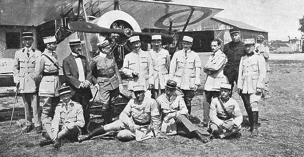 Aviateurs; Une visite de Gabriele d'Annunzio aux aviateurs francais de Venise, 1916. Creator: Unknown