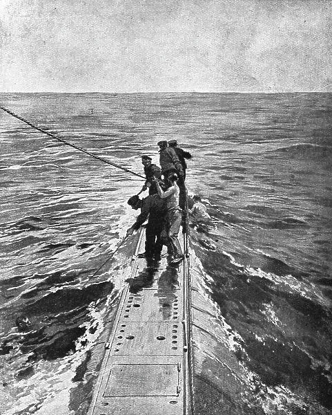 Canonne, pius torpille en mer; Sur le pont du sous-marin anglais: les matelots lancent des cordages Creator: Unknown