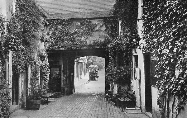 Courtyard of the Saracens Head inn, Southwell, Nottinghamshire, 1924-1926
