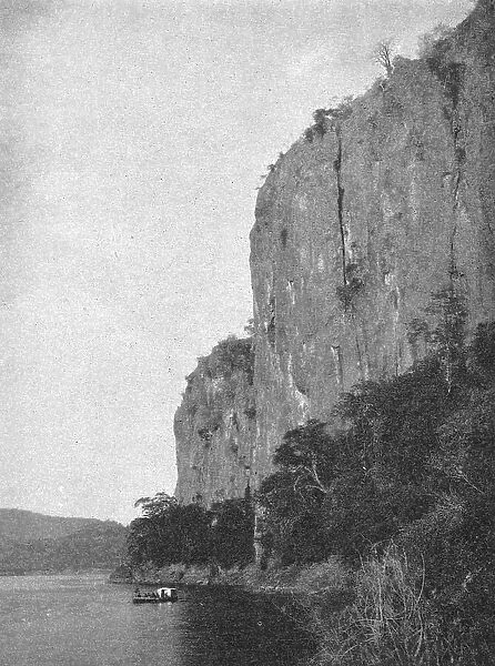 Dans les gorges de Lupata; Afrique Australe, 1914. Creator: Unknown