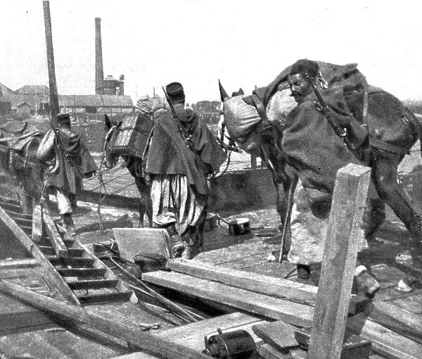 Devant les Falaises de L'Aisne; Un pont sur l'Oise improvise par le genie, 1914. Creator: Unknown