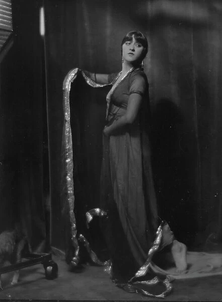Dolly sister, portrait photograph, 1916. Creator: Arnold Genthe