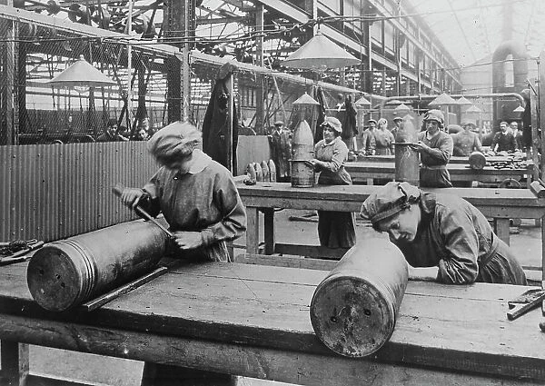 English women finishing a 9.2 shell, between c1915 and 1917. Creator: Bain News Service