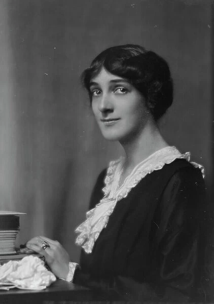 Furst, Arnold, Mrs. portrait photograph, 1914 Oct. 27. Creator: Arnold Genthe