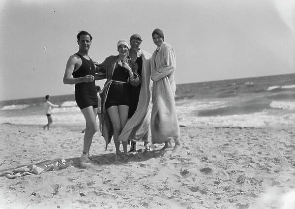 Group of people at Long Beach, New York, between 1896 and 1942. Creator: Arnold Genthe