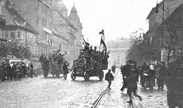 La Chute des Habsbourg; Camions automobiles charges de soldats revolutionnaires circulant... 1918 Creator: Emery Revesz-Biro