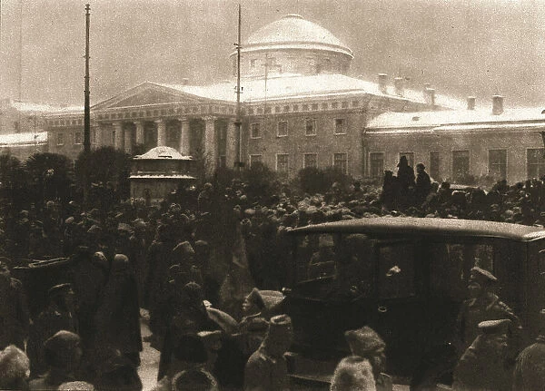 'La Revolution Russe; La foule devant le Palais de Tauride, le 14 mars 1917. Creator: Unknown