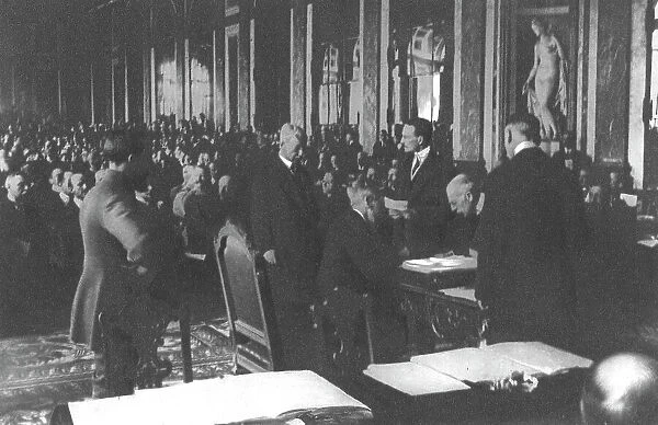 La signature du traite de paix a Versailles; Le president Wilson, assis devant M.Villiam... 1919. Creator: Unknown