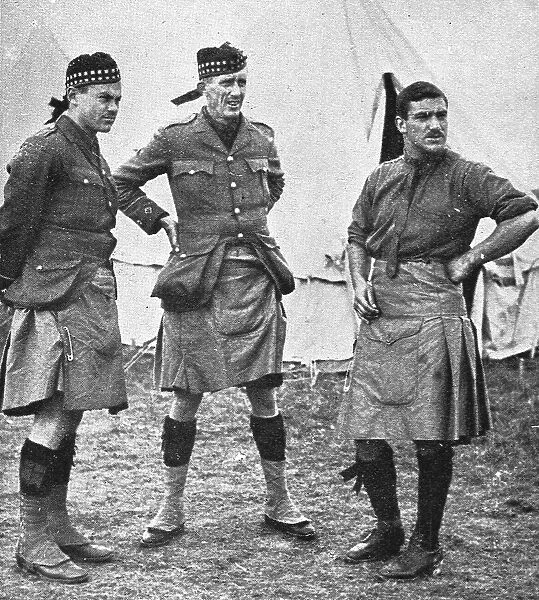 L'aide du Canada; Officiers de Highlanders canadiens, 1914. Creator: Unknown