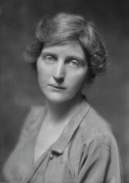 Lansdowne, M.B. Miss, portrait photograph, 1915 Feb. 25. Creator: Arnold Genthe