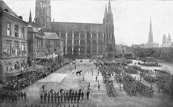 L'appel des morts; le 21 aout 1919, a Rouen, sur la place de l'hotel-de-Ville, la 5e div... 1919. Creator: Unknown