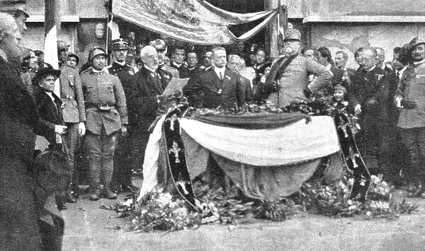 L'autriche succombe; Le 3 novembre, le premier syndic de Trieste italienne salue le... 1918. Creator: Unknown