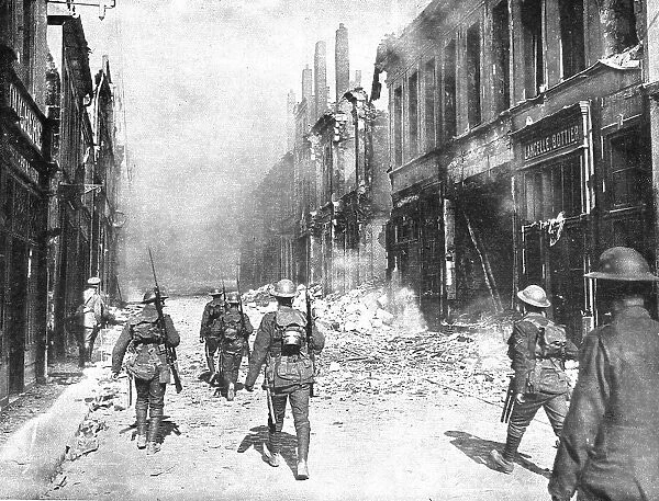 Le entrée dans Cambrai; Une des premieres patrouilles britanniques qui penetrerent... 1918. Creator: Unknown