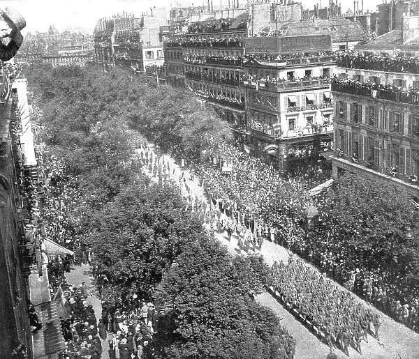 Le jour de gloire; au coeur de Paris: le defile sur les grands boulevards jusqu'a la place... 1919 Creator: Unknown