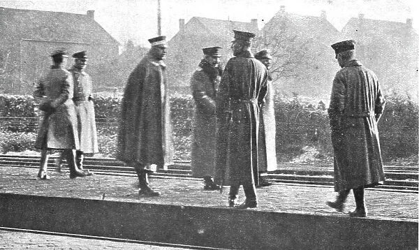 Le Kaiser en Fuite; A la station-frontiere de Rijsden par ou l'ex-kaiser entra en... 1918. Creator: Unknown