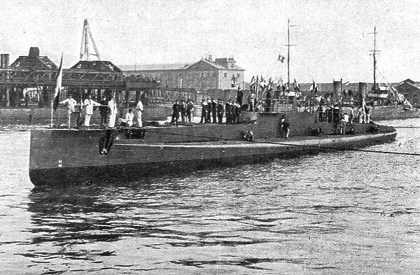 Le sous-marin a la mer; lancement a Cherbourg d'un nouveau sous-marin completement acheve... 1916. Creator: Unknown