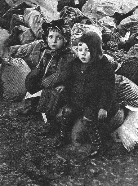 Les rapatries du Nord de la France a annemasse (Haute-Savoie); Deux petits enfants... 1916. Creator: Unknown