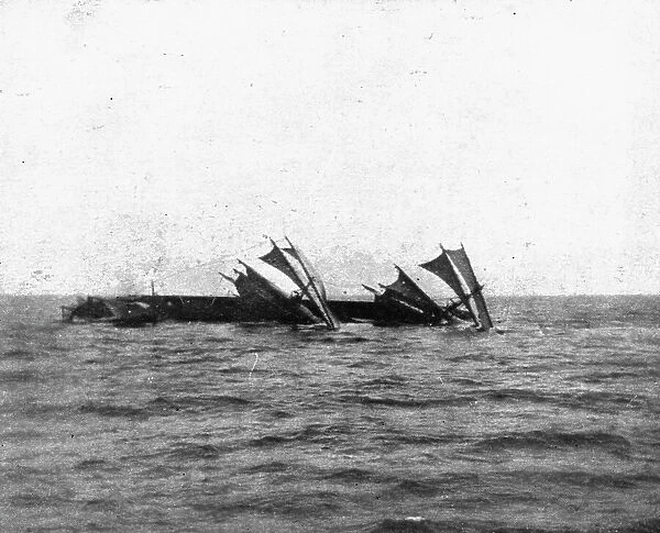 Les sous-marins allemands a l'Oeuvre; Deux phases de l'agonie d'un voiler, 1918. Creator: Unknown