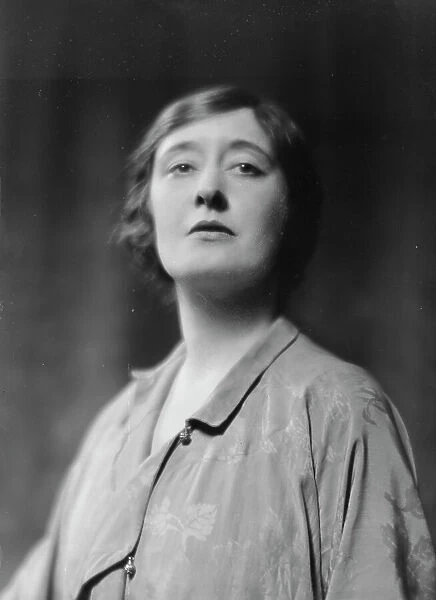 Leslie, Maude, Miss, portrait photograph, 1915 Apr. 6. Creator: Arnold Genthe