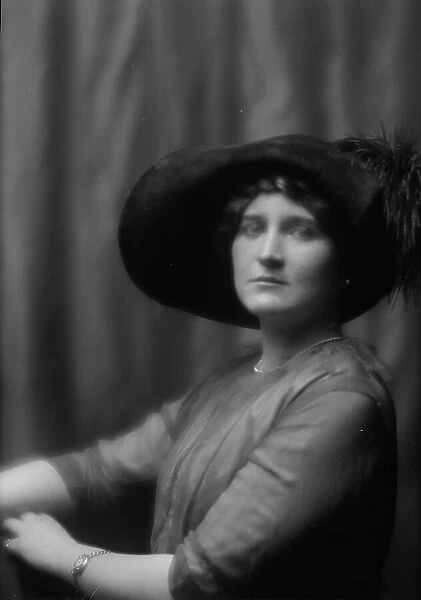 Montgomery, Margaret Phelps, Miss, portrait photograph, 1912 Sept. 27. Creator: Arnold Genthe