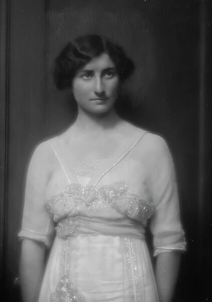 Morganthau, Ruth, portrait photograph, 1912 Nov. 20. Creator: Arnold Genthe