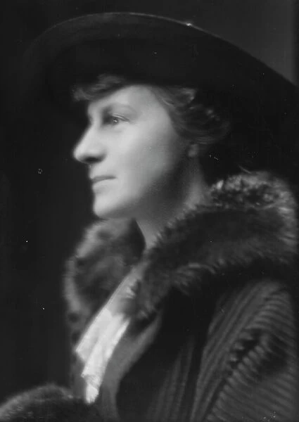 Motley, A.H. Mrs. portrait photograph, 1915. Creator: Arnold Genthe