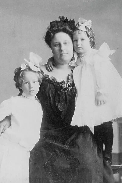 Mrs. Crabbe with two girls, between c1890 and 1910. Creator: Frances Benjamin Johnston