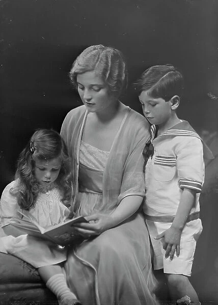 Mrs. E.H. Roselle and children, portrait photograph, 1918 Nov. 22. Creator: Arnold Genthe