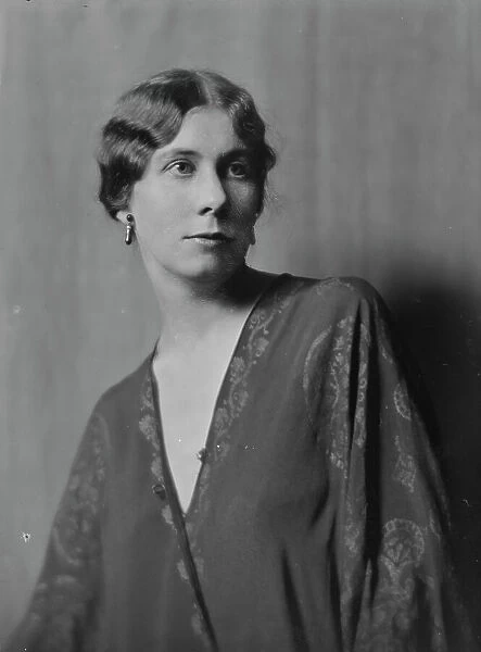 Osborne, Lloyd, Mrs. portrait photograph, 1916. Creator: Arnold Genthe