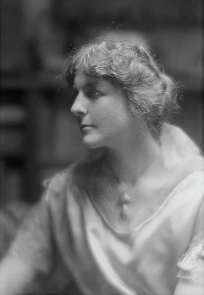 Putnam, L.D. Miss, portrait photograph, 1915 July. Creator: Arnold Genthe