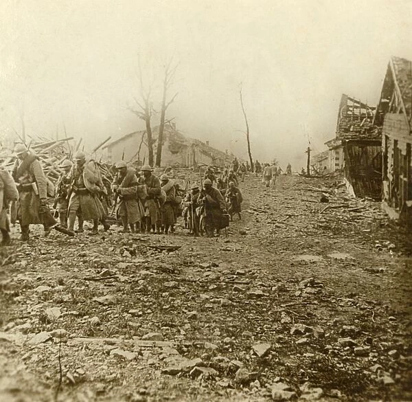 Relief infantry at the attack of Douaumont, northern France, 1916