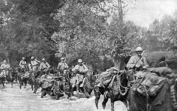 Sur L'Aisne; La poursuite de l'ennemi; passage d'un gue de l'Aisne par une equipe de... 1918. Creator: Unknown