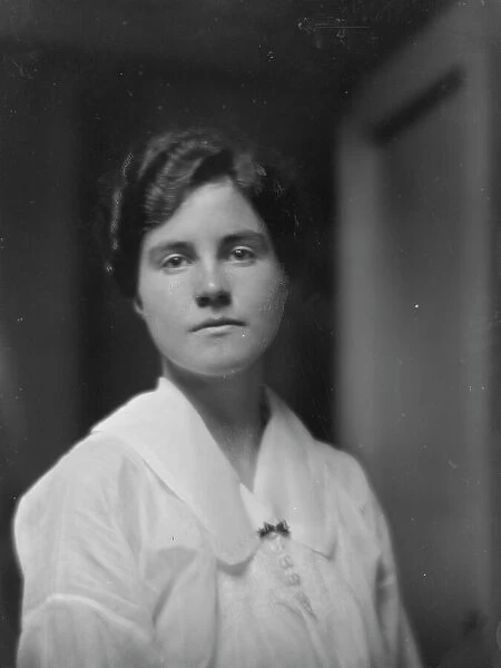 Thompson, J.R. Miss, portrait photograph, 1916 or 1917. Creator: Arnold Genthe