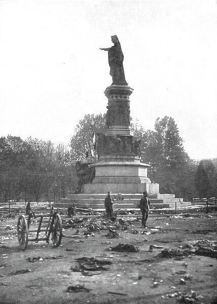 Trente Italienne; Les vestiges de la fuite autrichienne autour du monument du Dante, 1918. Creator: Unknown