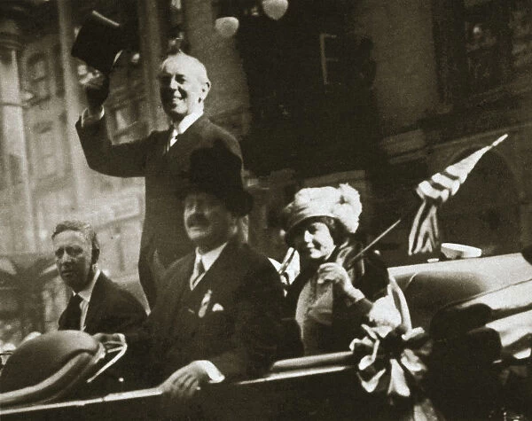 Woodrow Wilson returns from Paris after the signing of the Treaty of Versailles, 1919