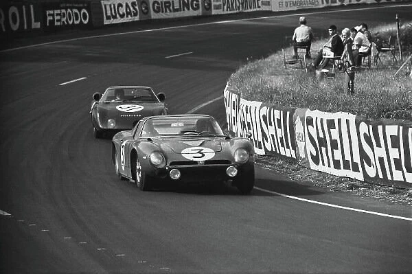 1965 Le Mans 24 Hours. Le Mans, France. 19th - 20th June 1965. Jean de Mortemart / Regis Fraissinet (Iso Grifo A3C), 9th position leads Graham Hill / Jackie Stewart (Rover BRM Turbine), 10th position, action. World Copyright: LAT Photographic