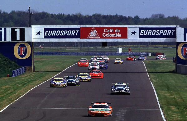 2001 FIA GT Championship Silverstone, England. 12th - 13th May 2001. Start of the race. World Copyright: Peter Fox  /  LAT Photographic ref: 35mm Image A02