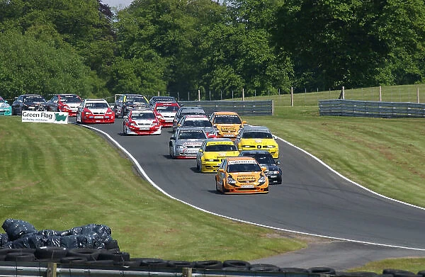 2004 British Touring Car Championship Oulton Park, England. 23rd May 2004. Dan Eaves (Team Dynamics Honda Civic Type-R) leads at teh start of the race. World Copyright: Jeff Bloxham / LAT Photographic ref: Digital IMage Only