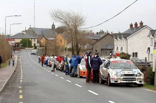 F5564. Drivers and cars wait on the street to enter the Regroup at Kinlough.