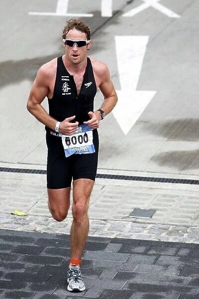 Jenson Button Competes in 2010 London Triathlon
