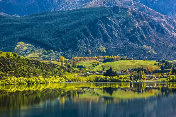 Picturesque shoreline of Lake Hayes near Queenstown in the Otago Region of New Zealand