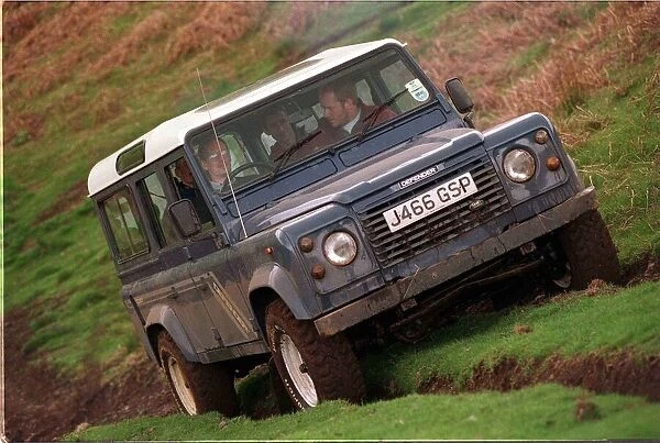 4X4 OFF ROAD INSTRUCTION FOR ROAD RECORD LAND ROVER DEFENDER GOING ALONG RUTTED ANGLED