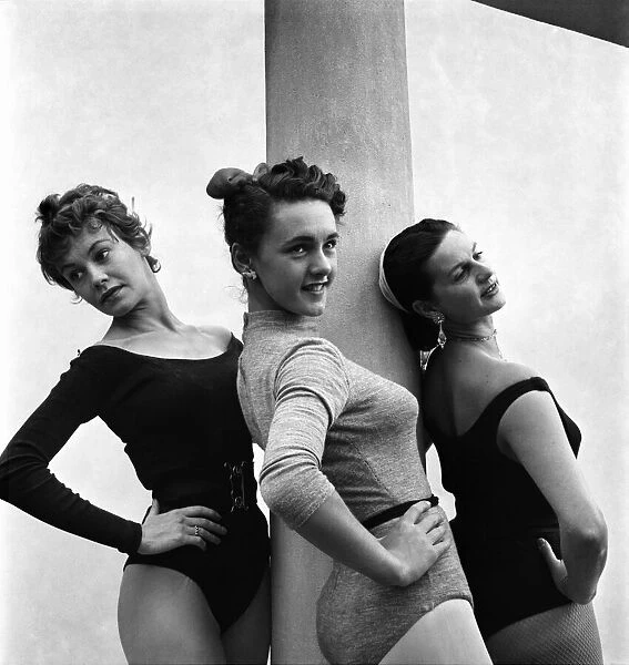 Ballet Dancer - left to right Belinda Wright, Noel Rosanna, Anita Landa. July 1952 C3809